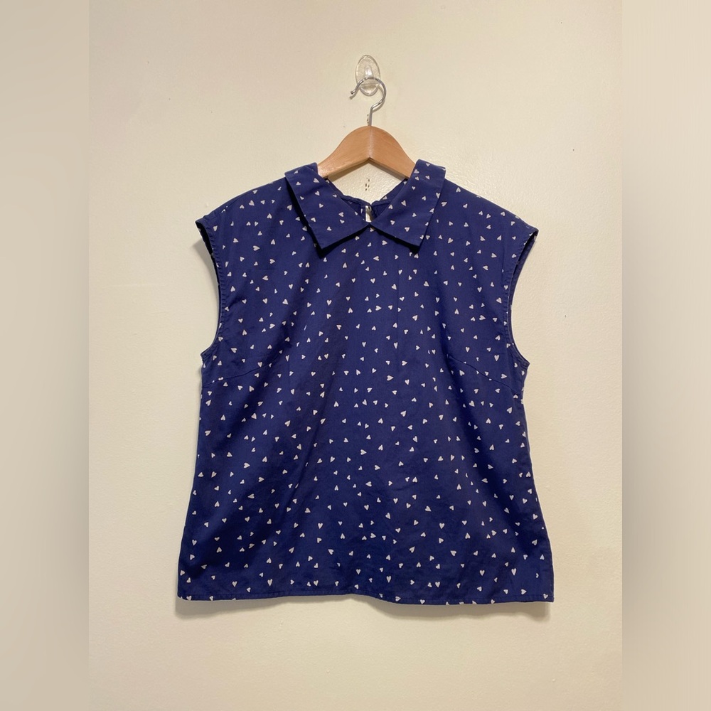 AGNES B. Sleeveless Navy Collared Top with White Hearts Print. Size 42